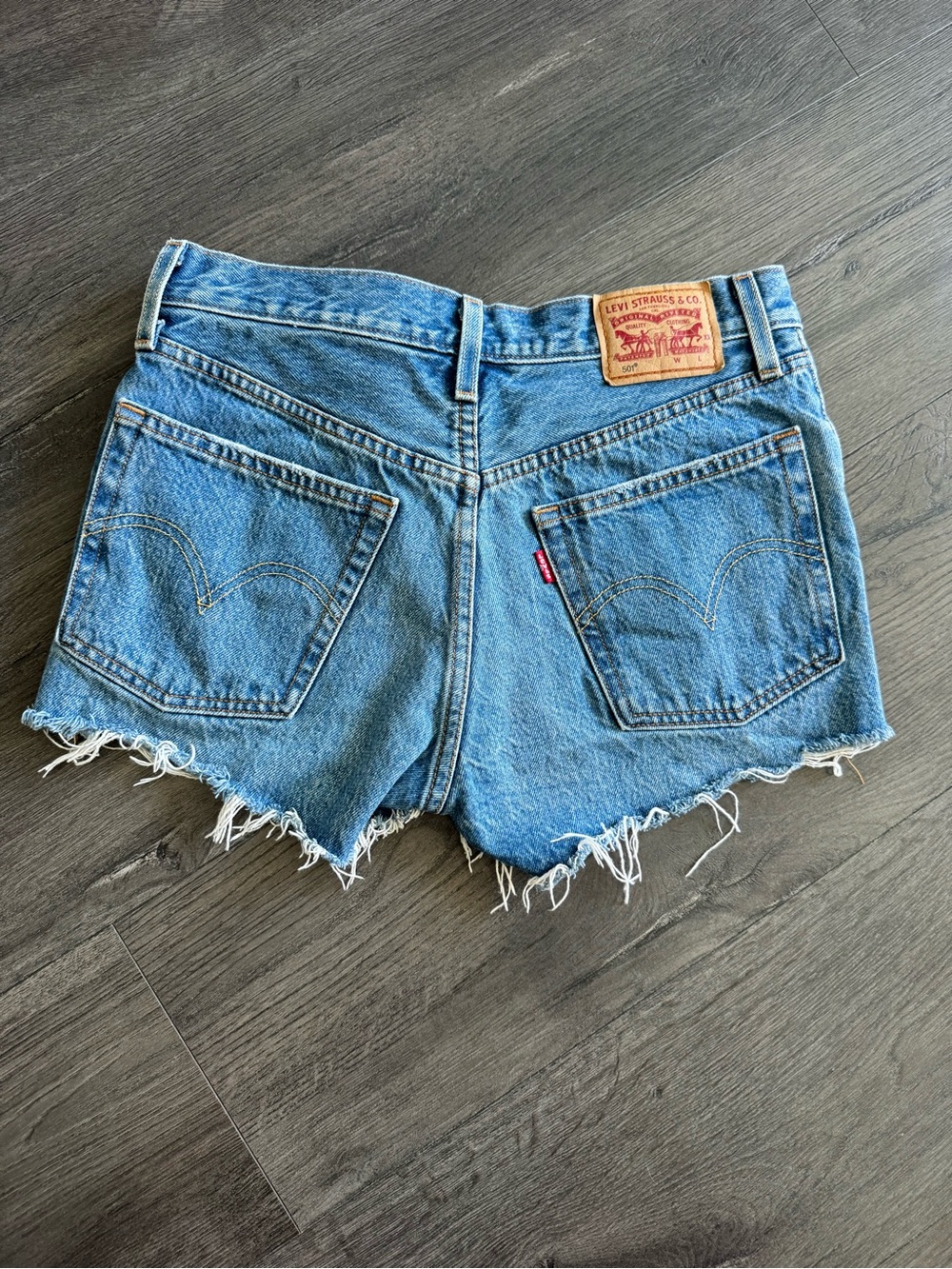 501 Levi Mid Rise Distressed Denim Shorts - Size 25 - Picture 3 of 5